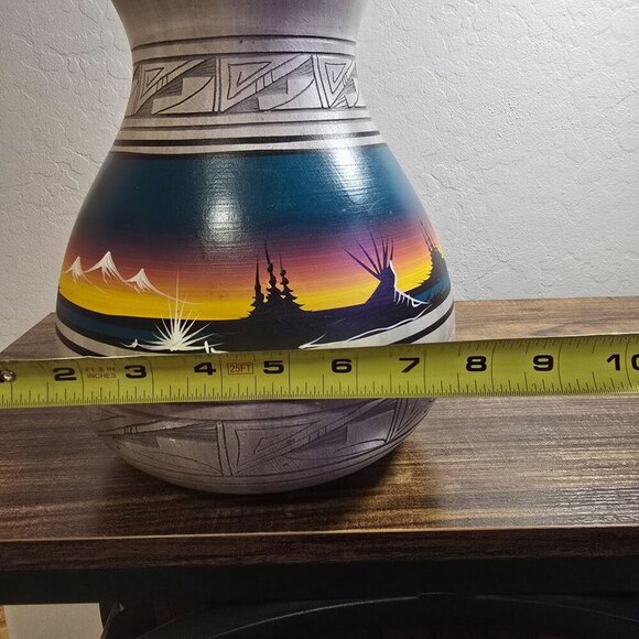 Dineh Navajo Native American Etched Ceramic Vase 9.5x8" Sunset Mountains Signed - Picture 13 of 15